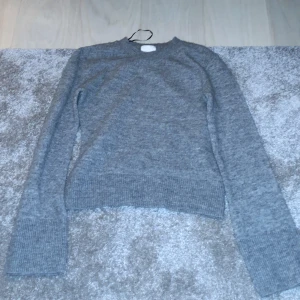 Stickad tröja  - Säljer denna stickade tröja från hm, använd 3 ggr men endå i bra skick. Säljer för att den är för liten💘