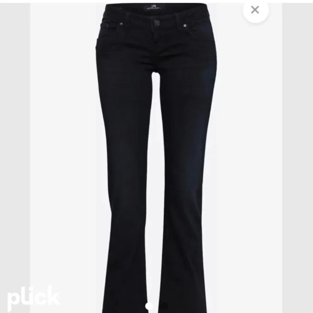 Jag säljer mina LTB jeans i färgen nattblå/svart i modellen Valerie. Säljer pga att jag tyvärr köpte fel storlek. Storlek 27 i midjan och 36 i längden. Köpta för 900 mitt pris 450kr. Dom är aldrig använda. Skriv till mig privat för hur dom sitter på.. Jeans & Byxor.