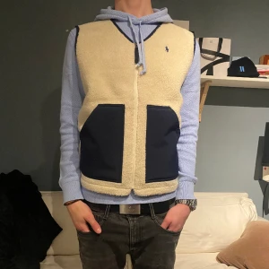Ralph lauren Päls väst - Ralph lauren pileväst, Bästa skick!! Storlek medium bra passform modellen är 190cm Bara att skriva vid frågor och funderingar 