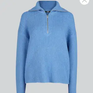 Hej! Jag säljer denna mysiga stickade blåa tröjan ifrån bikbok då den är lite för stor på mig. Den är i storlek L och skicket är som nytt. Den är värmer bra och är väldigt skön, sticks ej. Nypris- 449kr  Mitt pris- 200kr   Egna bilder fås privat🫶🏻