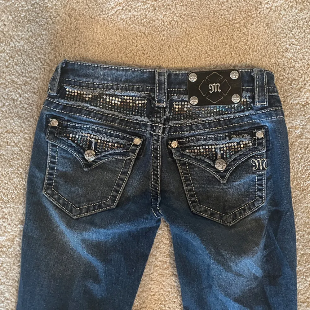Super fina  miss me jeans! Lågmidjade och bootcut, säljer då dom är lite små! Passar någon med xs/xxs Midja: 33cm rakt över, innerben: 79 cm. Använd gärna köp nu🫶 . Jeans & Byxor.