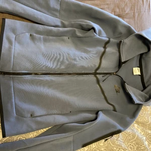 Blå nike tech  - Storlek xs använts en gång, köpter för 1400 säljer för 650