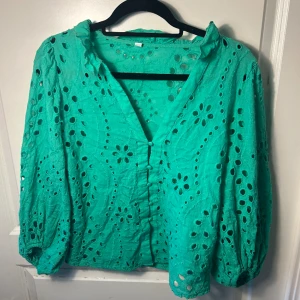 Superfin grön tröja med hål i - Superfin grön tröja