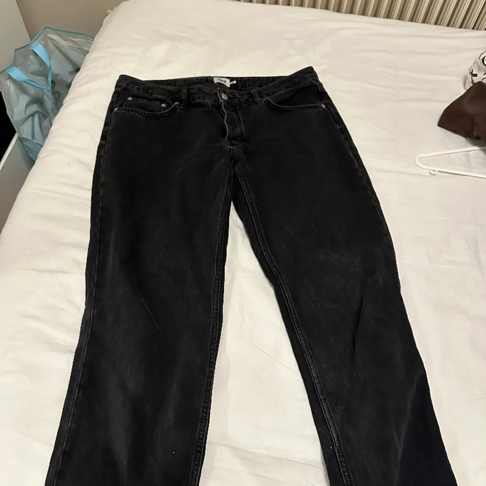Säljer ett par svarta lågmidjade jeans från lager 157, icon heter jeansen. Använd ett par gånger men syns inga defekter på dem. Står inte för frakt. Storlek XL.. Jeans & Byxor.