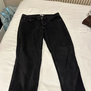 Lager 157 jeans, icon lågmidjade. - Säljer ett par svarta lågmidjade jeans från lager 157, icon heter jeansen. Använd ett par gånger men syns inga defekter på dem. Står inte för frakt. Storlek XL.