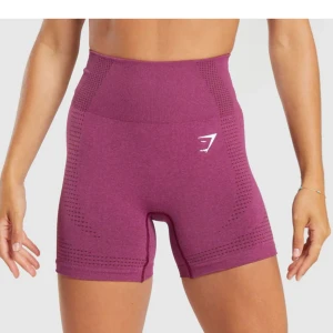 Gymshark shorts - Säljer dessa shorts då de blivit för små. De är använda typ 3 ggr och i perfekt skick. Färgen finns inte kvar på hemsidan utan den är mörkare än den på modellen. Nypris 499kr