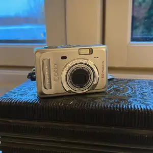 en söt liten digital kamera, den är en modell nyare en den andra kameran jag sålde, jättefint skick men har ej använts på länge, går att spela in röstmemon på den och lägga färgat filter på bilderna☺️🎀