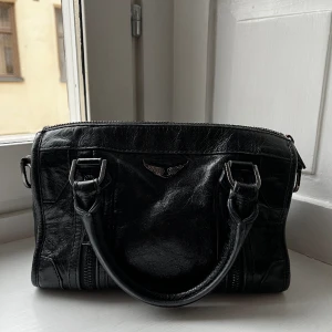 Zadig et Voltaire väska - Jättefin svart Zadig et Voltaire väska köpt kring 2 år sen. Långa bandet går att ta av.