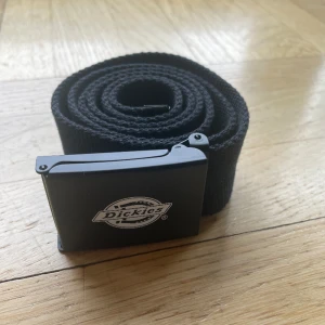 Dickies bälte - Dickies bälte,  har aldrig använt bältet ( för kort för mig) Skick 10/10 105 cm långt