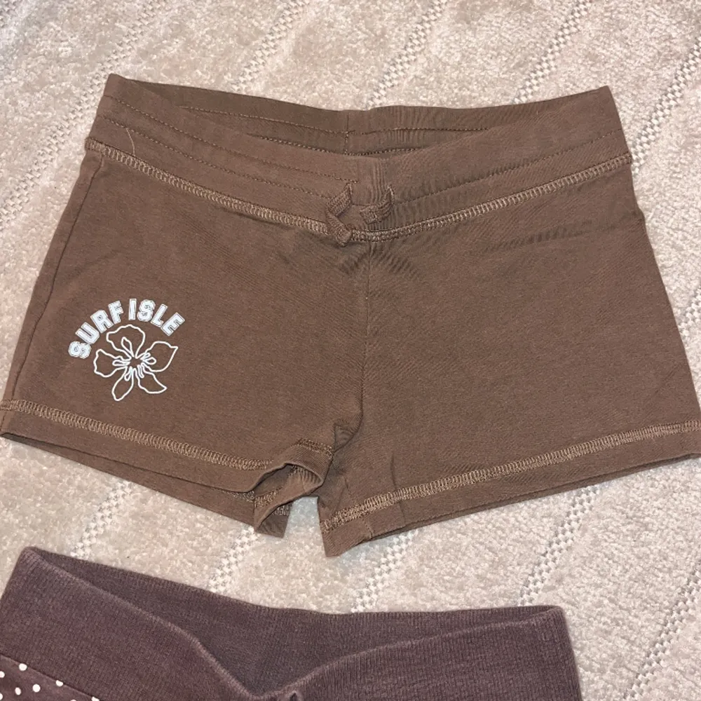 Två mjukisshorts i brun färg. Ena från hm o ena från Kappahl. Storlek 152 på de prickiga och storlek 146 på de enfärgade. Fint skick!. Shorts.