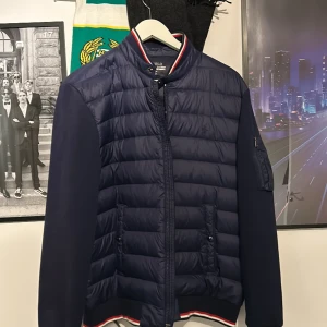 Ralph lauren cardigan - 8/10 Ralph lauren cardigan. Storlek M,Perfekt för våren som kommer och för dig som inte gillar att stresshandla när alla vill ha en cardigan. Kan diskutera pris, det är bara att skriva mvh Quincy