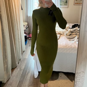 Stickad klänning  - Stickad klänning från nakd med axelvaddar💚 helt ny! Köpt för 699kr!