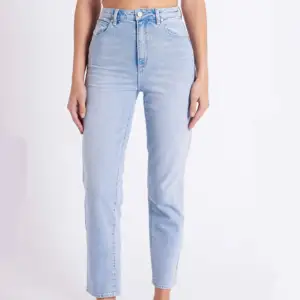 Jeans från Abrand i modellen 94’ high slim i en jättefin ljus vårfärg. Storlek W30, vilket motsvarar ungefär M. Ordinarie pris 1099kr. 