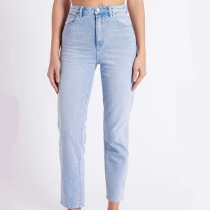 Abrand jeans - Jeans från Abrand i modellen 94’ high slim i en jättefin ljus vårfärg. Storlek W30, vilket motsvarar ungefär M. Ordinarie pris 1099kr. 