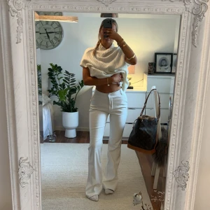 Skinnbyxor  - Säljer dessa vita Skinnbyxor från madlady. Är i nyskick! Jag är 164cm! Sitter som en S/M. Skriv om ni har frågor, kram💘