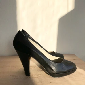 Filippa K Pumps  - Filippa K. Använda men i gott skick. Bekväma! Läder och mocka.   