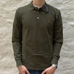 Ralph Lauren tröja  - Ralph lauren tröja i färgen grön. Storlek L och modellen är 186 cm. Helt ny. Nypris 1299 kr, köp för endast 599kr.