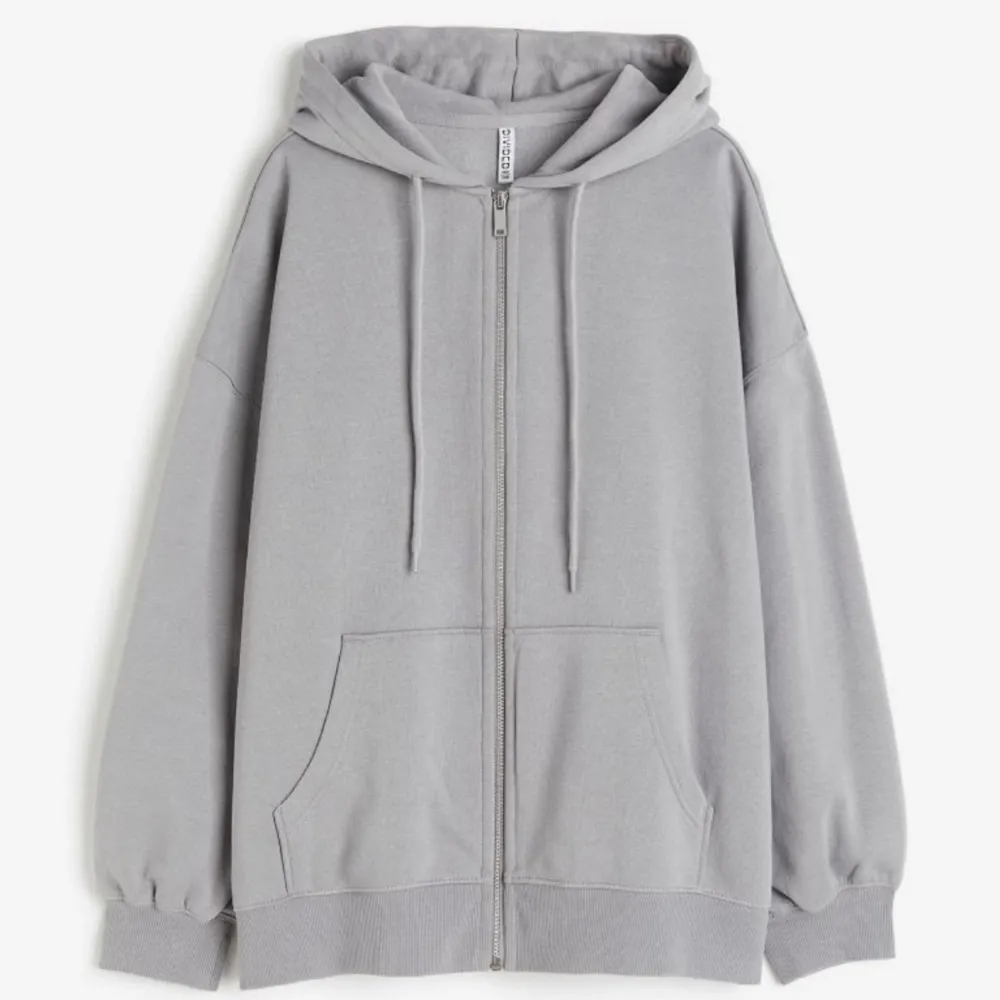 Oversized hoodie i storlek xs, endast använd några gånger nypris 249kr och slutsåld på hemsidan🦋 hör av er vid intresse eller funderingar 💛. Hoodies.