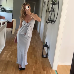 Djerf avenue kjol - Säljer min fina djerf avenue kjol då jag har den i två storlekar, aldrig använd med prislapp kvar☺️