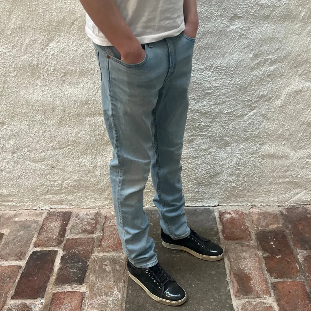 Levi’s jeans 511 i färgen blå. Storlek 32/34 och modellen på bilden är 182 cm. Fint skick, nypris 1099, köp för endast 299kr.  Fast pris gäller🤝. Jeans & Byxor.