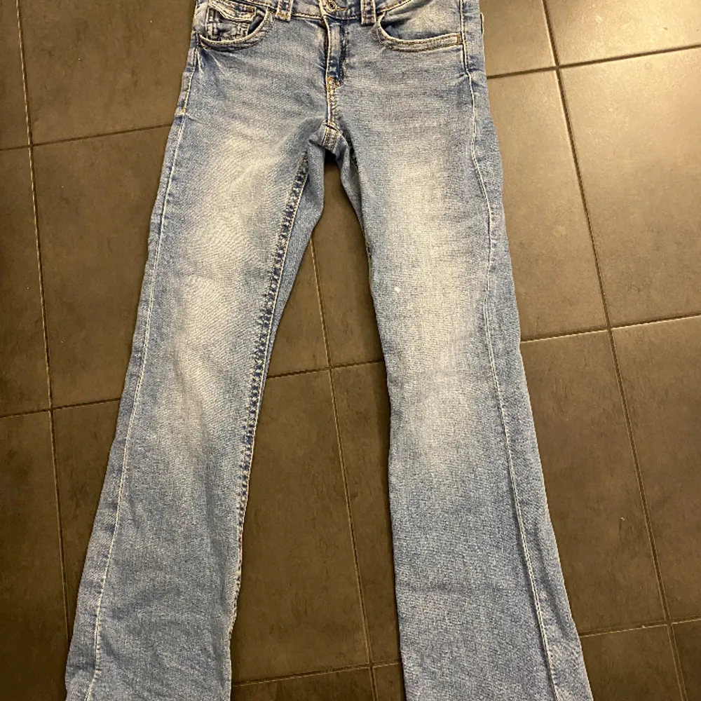 Dessa jeans är low waist bootcut/ flare. De är sjukt snygga med 2 knappt längst fram och en vid fickan framme. De är tyvärr för små för mig som är 175 så strl är 170. De har dock en vit fläck på som man inte tänker på. Jag har tvättat jeansen💘. Jeans & Byxor.