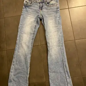 Dessa jeans är low waist bootcut/ flare. De är sjukt snygga med 2 knappt längst fram och en vid fickan framme. De är tyvärr för små för mig som är 175 så strl är 170. De har dock en vit fläck på som man inte tänker på. Jag har tvättat jeansen💘
