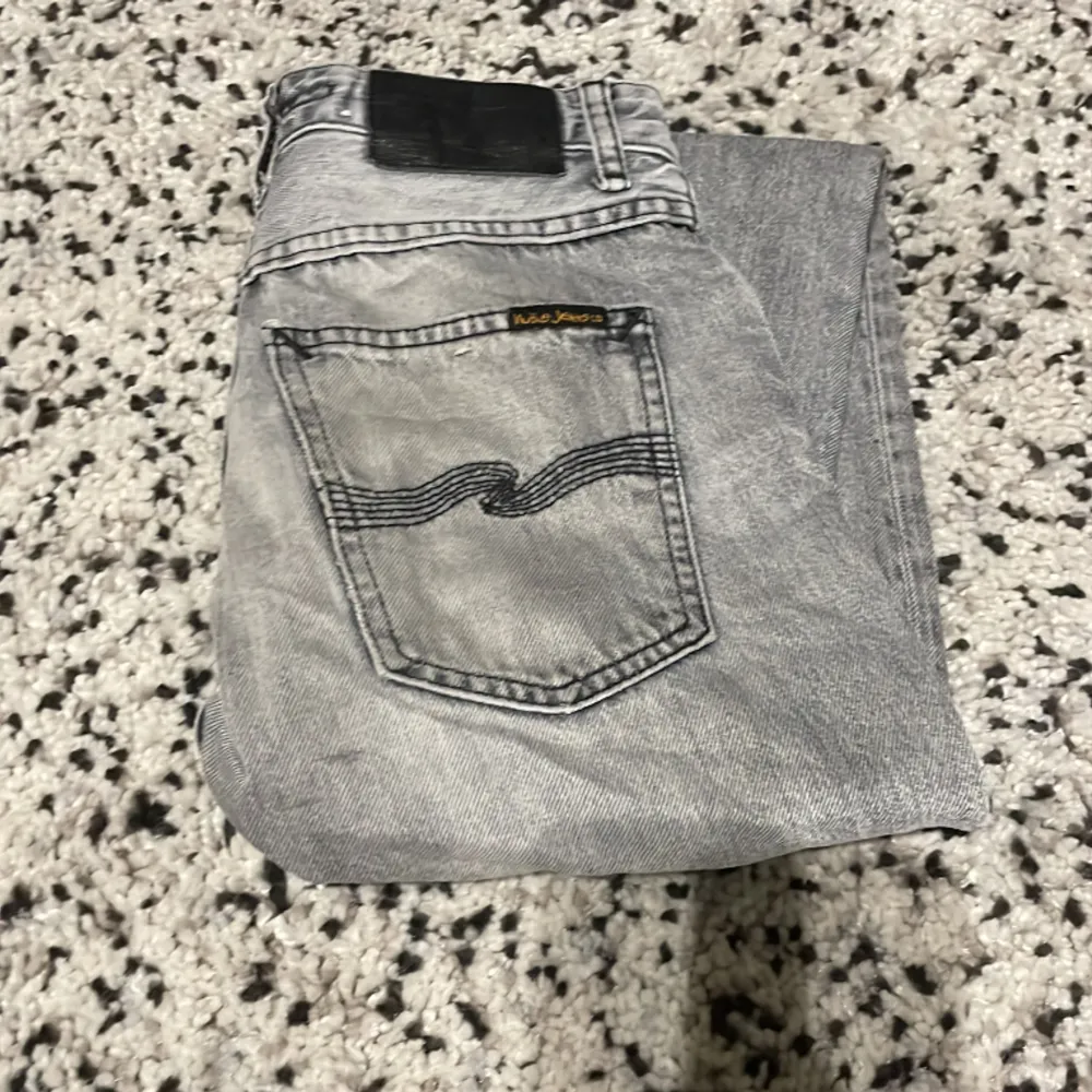 Ett par nudie jeans som är i storlek 25/26. Jag säljer pågrund ut av att de är för små. Pris kan diskuteras👌. Jeans & Byxor.