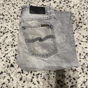Ett par nudie jeans som är i storlek 25/26. Jag säljer pågrund ut av att de är för små. Pris kan diskuteras👌