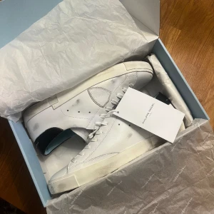 Philippe model  - Tja! Säljer ett par helt nya Philippe Model i strl 43, skorna är köpta från Cettire och box, taggar och kvitto finns med, de är inte använda en enda gång så de är sprillans nya. Vid frågor är det bara att höra av sig!