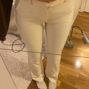 Vita kostymbyxor  - Vita kostymbyxor från Bikbok, Vilma  (Har öppnat sömmen längs ner då jag ville ha dom längre )