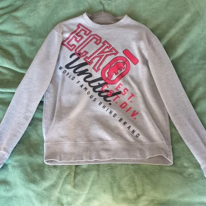 Ecko Unltd Longsleeve - Här e en fet vintage långärmad tröja från Ecko Unltd. Knappt använd, skick 8/10 då den har ett hål ovanför öppningen till ena armen, köpte den så. Skriv privat för fler bilder/mer info. Pris kan diskuteras.