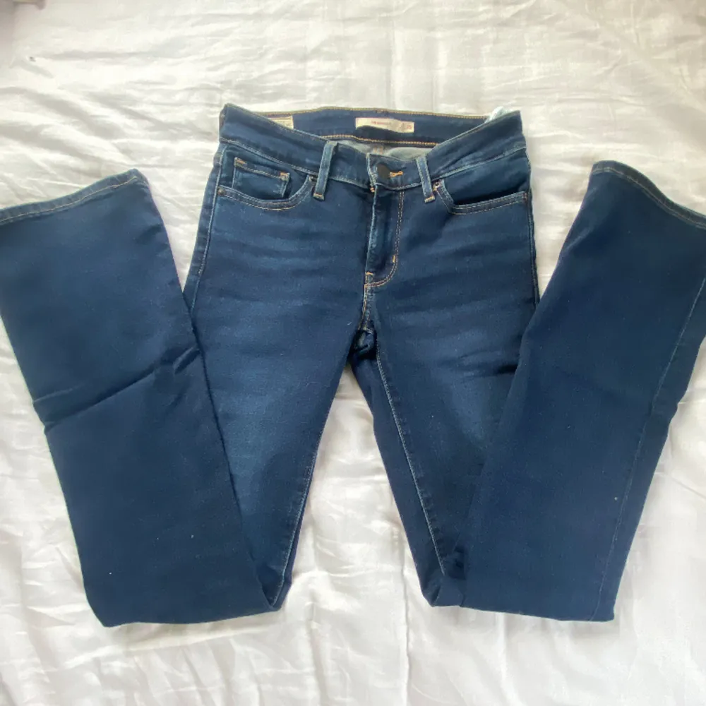 Super fina Levi’s jeans, tyvärr för korta för mig (jag är 172). Använda en gång💞. Jeans & Byxor.