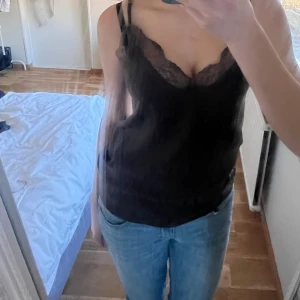 Snygg topp - Assnyggt spetslinne med coolt mönster, köpt i Frankrike. Använd endast en gång😇 köptes för 400-500