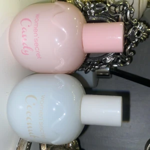 TVÅ ST WOMEN SECRET - Två parfymer, en av kokosnöt och den andra av godis. Locken är lite lösa, så man får vara försiktig när man stänger den, det var så när jag köpte dom. Candy har toner utav Godis, Hallon, Sandelträ.❤️‍🔥 170kr tillsammans❤️‍🔥