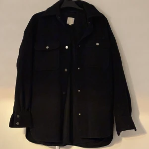 Kappa  - Säljer min långa svarta kappa ifrån H&M som jag inte använder längre skriv för fler bilder