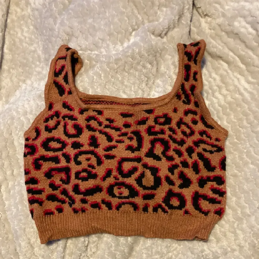 Säljer min leopard färgade linne/topp som är från Shein. Jag tycker inte att den har ett sånt stickigt material. Då jag är känslig för sånt men har kunnat ha den utan problem. Den är använd väl och i bra skick . Toppar.