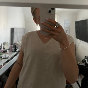 Stickad väst  - Säljer denna fina begia stickade väst från HM då jag inte använt den på länge 