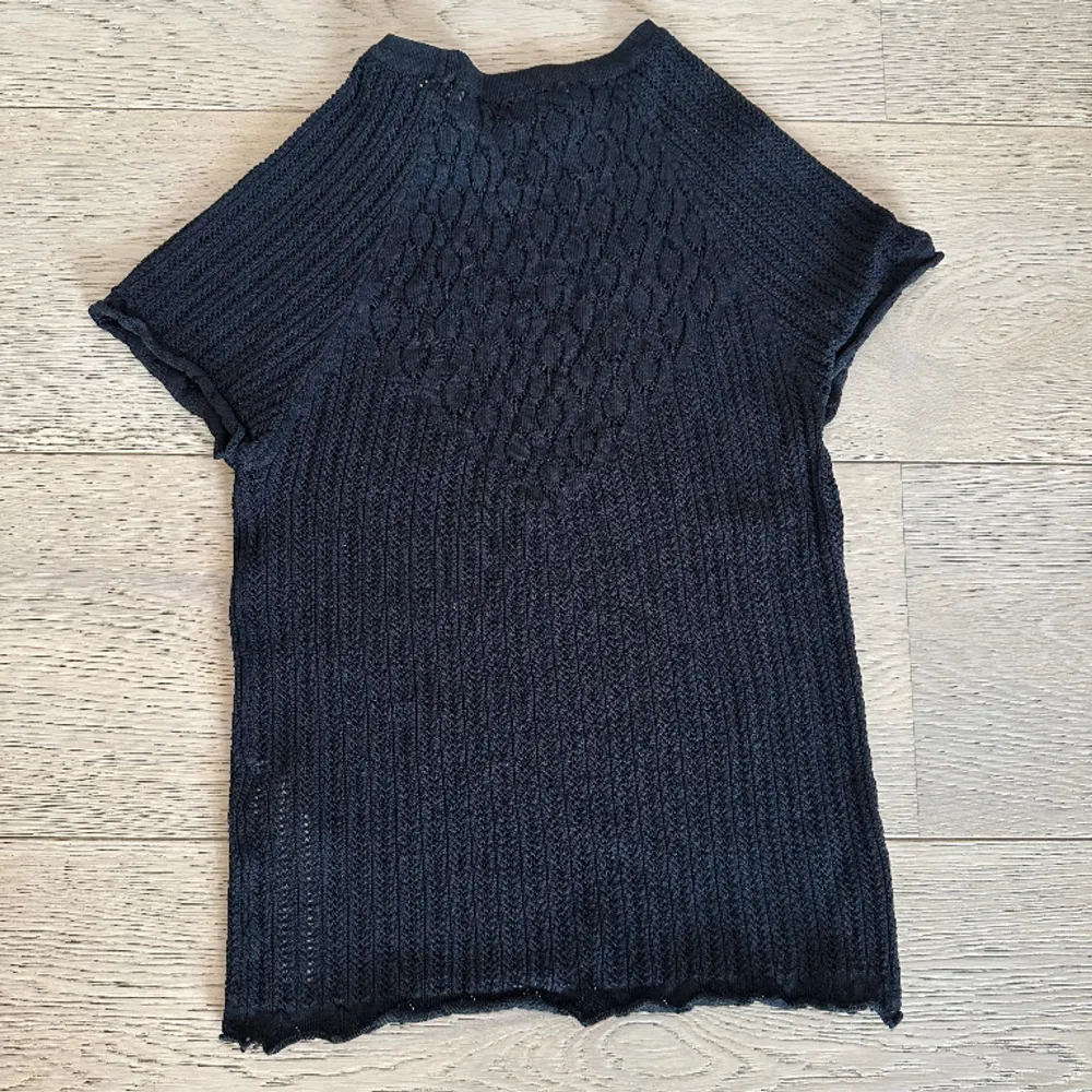 Säljer denna svarta tröjan från Zara i storlek S. Säljer den för att den inte kommer till användning. Använd få tal gånger och är i bra skicka. Skriv för mer info, kan också köpas nu! . T-shirts.
