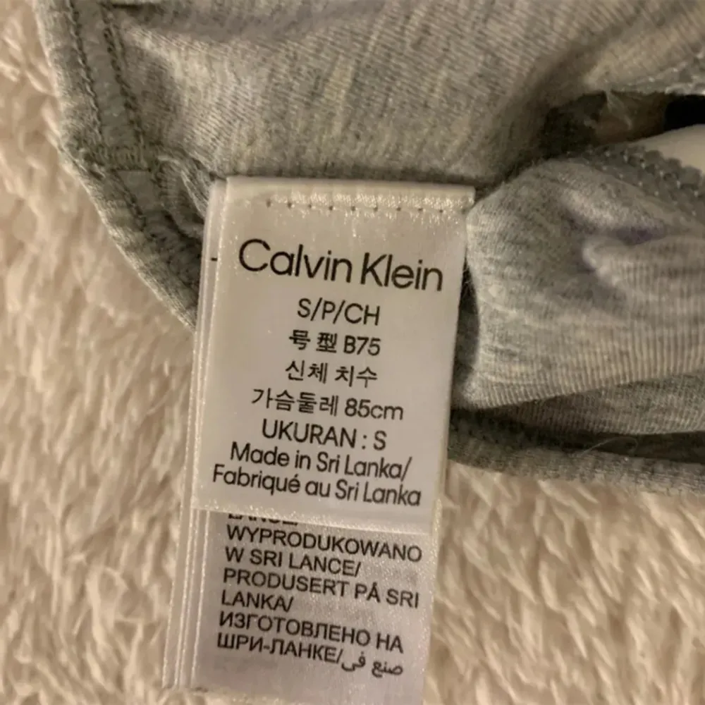Calvin Klein sport bh med lite push up, inga bågar. väldigt skön men har tyvärr blitt för liten. knappt använd så fint skick!💕 nypris ca 500kr. Övrigt.
