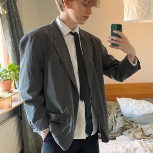 Grå vintage Camel kavaj i Large - Cigarettmärket gör visst även kläder?? Det här är en mörkgrå vintage kavaj i gott skick  För referens är jag 188 lång