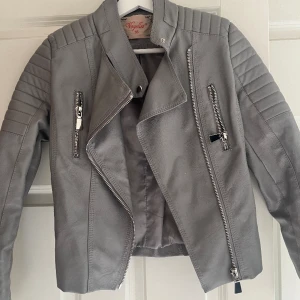 Grå skinnjacka - Supersnygg jacka från chiquelle, använd fåtal gånger och superbra skick😊