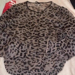 Genomskinlig tröja  - Denna tröja/topp är sååå fin och speciell den är lite genomskinlig därför väldigt fint att ha en fin bh eller nåt fint linne under! Passar xs s 