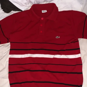 Lacoste skjorta - Är i väldigt bra skick storlek m  long sleeve 