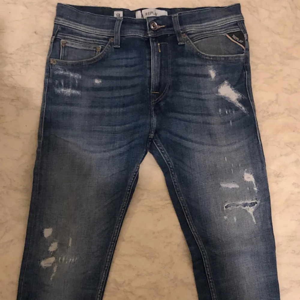 Helt otroligt snygga Replay jeans knappt använda i sliten modell i Slimfit, modellen heter Jondrill sitter något lösare än anbass tycker jag :) skriv gärna vid frågor och funderingar! En liten defekt är att storlek lappen är ur klippt!. Jeans & Byxor.