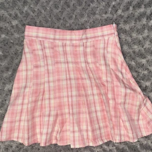 Rosa kjol - Jätte fin rosa veckad kjol som jag använt endast 1 gång utomhus, har inga skador eller fläckar och är som ny