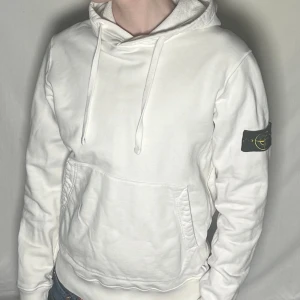 Stone island hoodie - Säljer nu den här stone island hoodien. Den är storlek M men passar även S. Säljer den för 899 original pris 3500 självklart äkta. Vid snabb affär kan priset diskuteras