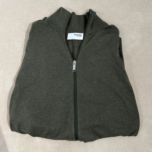 Merino fullzip  - Säljer nu min merinoull fullzip. Den är använd fåtal gånger och är i 10/10 skick. Den är i storlek M och modellen på bilden är 186cm. Priset är ej hugget i sten. Bara att höra av er vid frågor. Mvh Liam