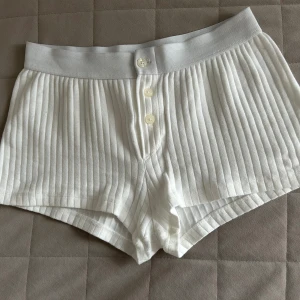 Brandy Melville shorts - Helt nya & oanvända shorts från Brandy. Naturvita. 50:-  