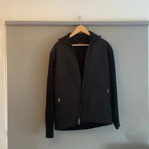 Säljer denna vår jacka cardigan från massimo dutti i storlek L men passar även M. Ordinarie pris: 1300 kr.  Pris kan diskuteras vid snabb affär.