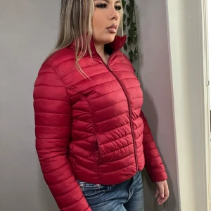 Dunjacka röd - Jätte fin jacka som är röd. Använd några gånger i fin skick! Storlek M